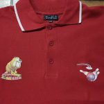 Polo-ProShop-Rouge-col-Blanc-dessin-chien-zoom.