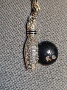 Porteclé Quille + boule avec les petits cristaux (zoom)