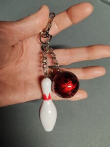 Porteclé Quille + boule avec un crochet presentation