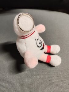 Porteclé en peluche 15 cm (sur le côté)